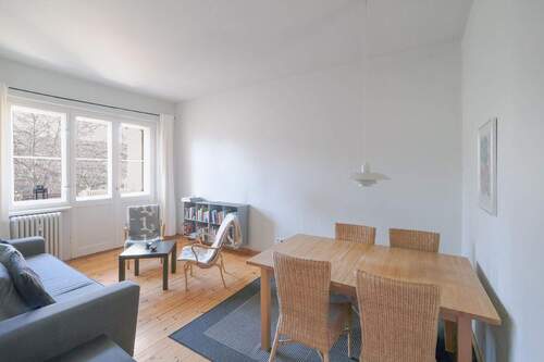 Wohnzimmer mit Blick zur Loggia - Renovierte 2-Zimmer-Wohnung mit Loggia am Volkspark Wilmersdorf