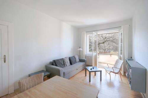 Weitere Ansicht Wohnzimmer mit Blick zur Loggia - 2 Zimmer Etagenwohnung zum Kaufen in Berlin-Wilmersdorf