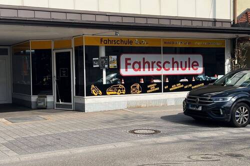 1 - Großes, präsentes Ladenlokal auf zwei Ebenen direkt an der Hauptstraße