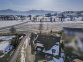 Drohne mit Blick nach Süden - Platz zum Wohnen, Bauen und Genießen, vereint in einem Haus