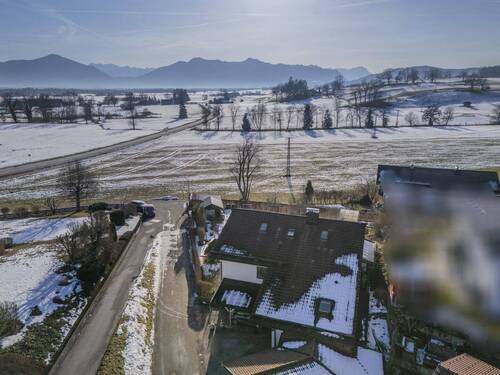 Drohne mit Blick nach Süden - Platz zum Wohnen, Bauen und Genießen, vereint in einem Haus