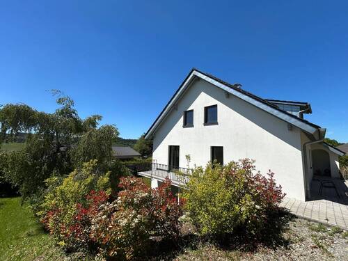 Hausansicht Süd - Repräsentatives Haus mit 278 m², 11 Zimmern, Einliegerwohnung, Terrassen, Garten & Weitblick – modernisiert, ruhig gelegen und bestens angebunden.