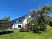 Hausansicht mit Garten - Einfamilienhaus mit 278,00 m&sup2; in Wolfegg zum Kaufen