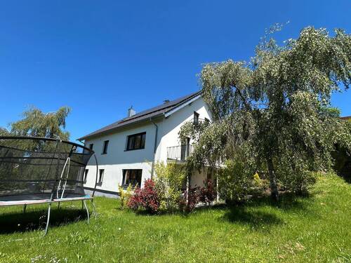Hausansicht mit Garten - Einfamilienhaus mit 278,00 m&sup2; in Wolfegg zum Kaufen