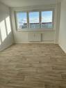 Musterbild Wohnzimmer mit Ausblick - Etagenwohnung mit 67,10 m&sup2; in Erfurt zur Miete