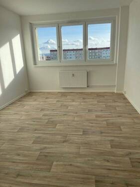 Musterbild Wohnzimmer mit Ausblick - Etagenwohnung mit 67,10 m&sup2; in Erfurt zur Miete