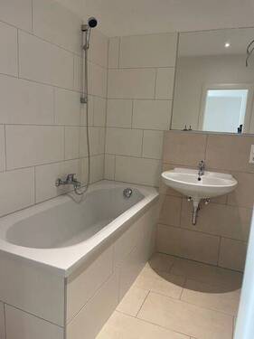 Musterbild Badezimmer mit Badewanne 2 oder 3 Raumwohnung - 