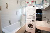 Badezimmer mit Waschmaschienenanschluss - 