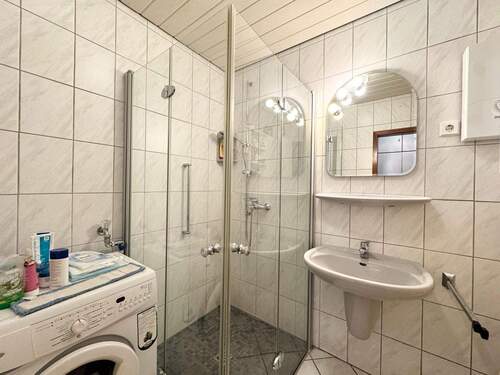 Badezimmer mit Dusche - 