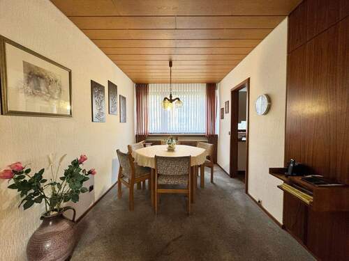 Essbereich mit anschließender Küche - 