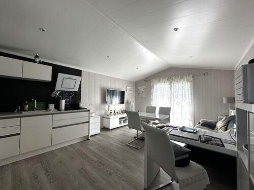 großes Wohnzimmer mit moderner Einrichtung - 