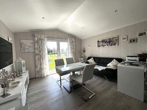 Wohnzimmer mit Blick ins Grüne - 