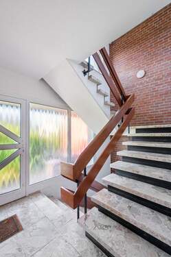 Treppenhaus graues Haus - Einfamilienhaus mit 258,70 m&sup2; in Vaihingen an der Enz zum Kaufen