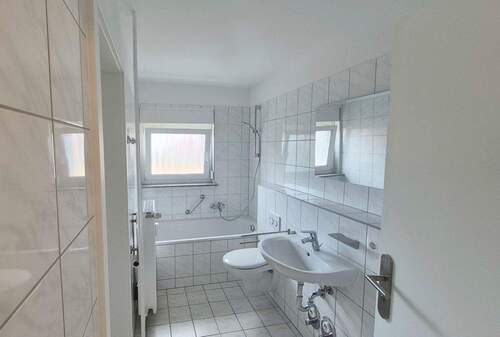 Bad mit Fenster + Wanne - 