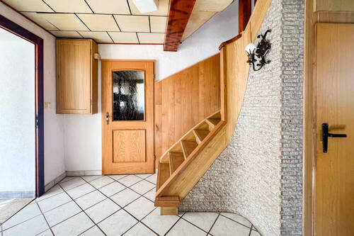 Treppenaufgang und Kellertür - 