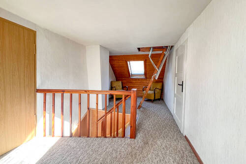 Diele mit Treppenaufgang im DG - 