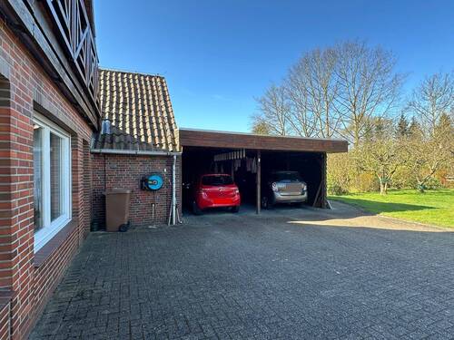 Blick zum Doppelcarport - 