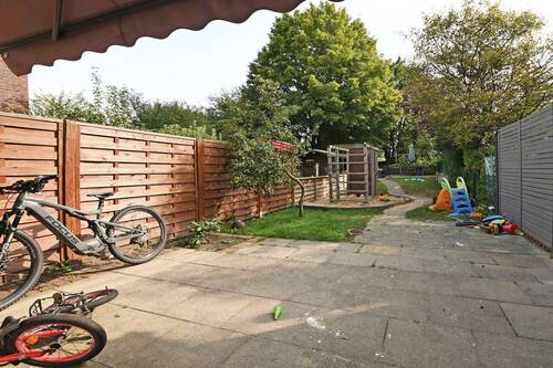 Blick von der Terrasse in den Garten mit Spielgeräten - 
