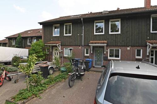 die beiden Stellplätze vor dem Haus - 