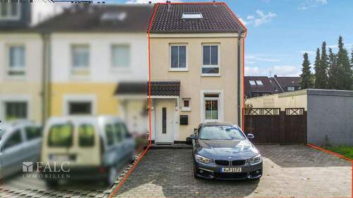 Haus Front Ansicht - 4 Zimmer Reihenendhaus zum Kaufen in Köln