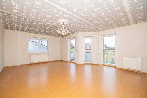 Wohnzimmer - Doppelhaushälfte mit 123,00 m&sup2; in Oberthulba zum Kaufen