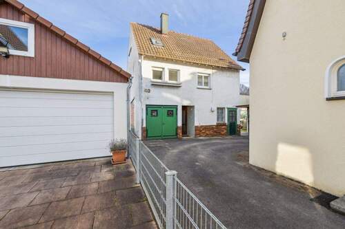 Außenansicht vorne - Einfamilienhaus mit Garage und großem Entwicklungspotenzial