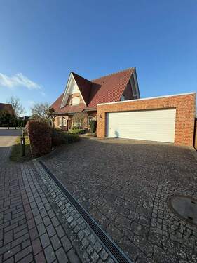 Einfahrt und Garage - 