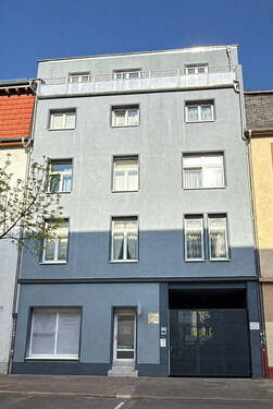 Vorderansicht Straßenseite - Attraktives MFH und Hofgebäude mit Entwicklungspotenzial und stabilen Mieteinnahmen