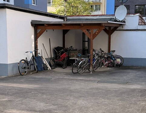 Hof mit Abstellplätzen - 