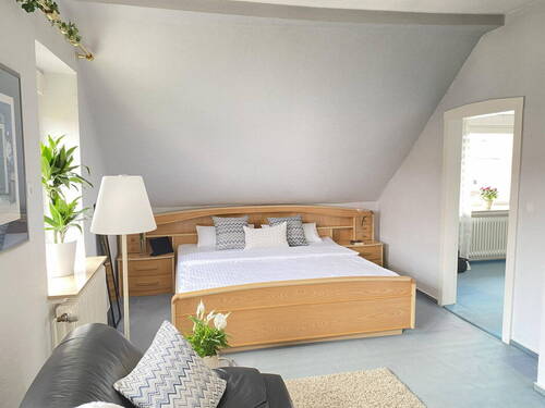Geräumiges Schlafzimmer im OG - 