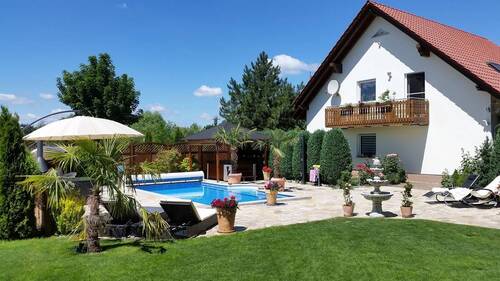 Hausansicht - Hauptstadtmakler-Traumhaus mit Pool und Baulandreserve