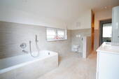Badezimmer mit Badewanne ,WC , Waschtisch und separater begehbarer Regendusche mit Sitzmöglichkeit - 