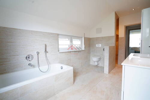 Badezimmer mit Badewanne ,WC , Waschtisch und separater begehbarer Regendusche mit Sitzmöglichkeit - 