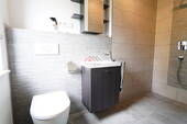 Badezimmer mit Dusche und WC EG - 