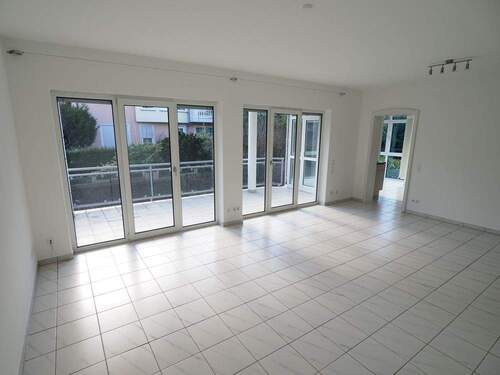 Wohnzimmer mit Zugang zum Balkon - 