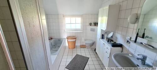 Bad mit Wanne und Dusche - 