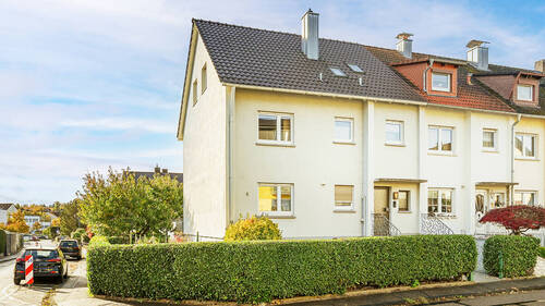 Ansicht - Wohlfühlen auf mehreren Etagen: Charmantes Einfamilienhaus mit Terrasse, Garten und Garage!