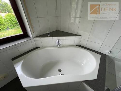 mit Eckbadewanne - 