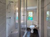Bad mit Dusche - 