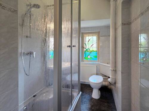 Bad mit Dusche - 