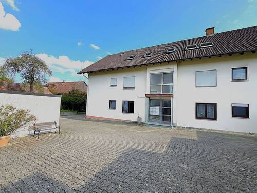 Hof mit Garagen und Eingang auf der Rückseite des Gebäudes - 4 Zimmer Etagenwohnung zum Kaufen in Büsingen