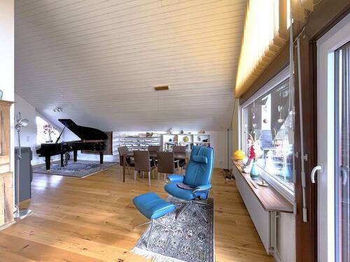 Wohn-, Essbereich mit Zugang zum Balkon - 