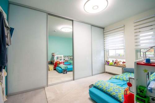 Schlafzimmer mit großem Einbauschrank - 