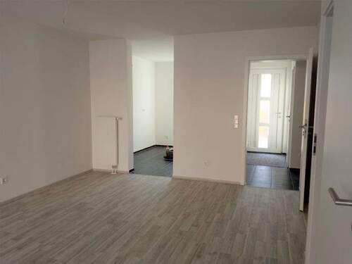 Blick vom Wohnzimmer Richtung Küche und Diele - 