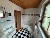 Badezimmer EG mit Badewanne - 