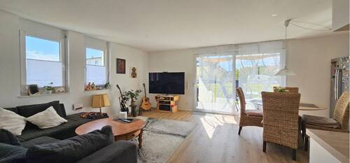 Offenes Wohnkonzept mit Zugang zur Terrasse über eine Schiebetür - Neubau Drei-Zimmer Gartenwohnung mit Aufzug, Kellerabteil, Tiefgarage in Schutterwald-Langhurst