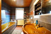 Badezimmer mit Dusche und Badewanne ,WC - 5 Zimmer Etagenwohnung zum Kaufen in Tuttlingen