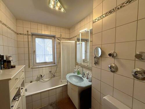 Bad.jpg - Etagenwohnung mit 68,20 m² in Ingolstadt zum Kaufen