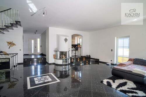 Offener Wohnbereich mit Kamin - 3 Zimmer Einfamilienhaus zum Kaufen in Hilpoltstein