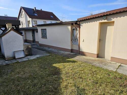 Blick auf Nebengebäude - Grundstück in Nürnberg zum Kaufen